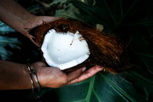 Lire la suite à propos de l’article Le massage abhyanga à l&rsquo;huile de coco en été