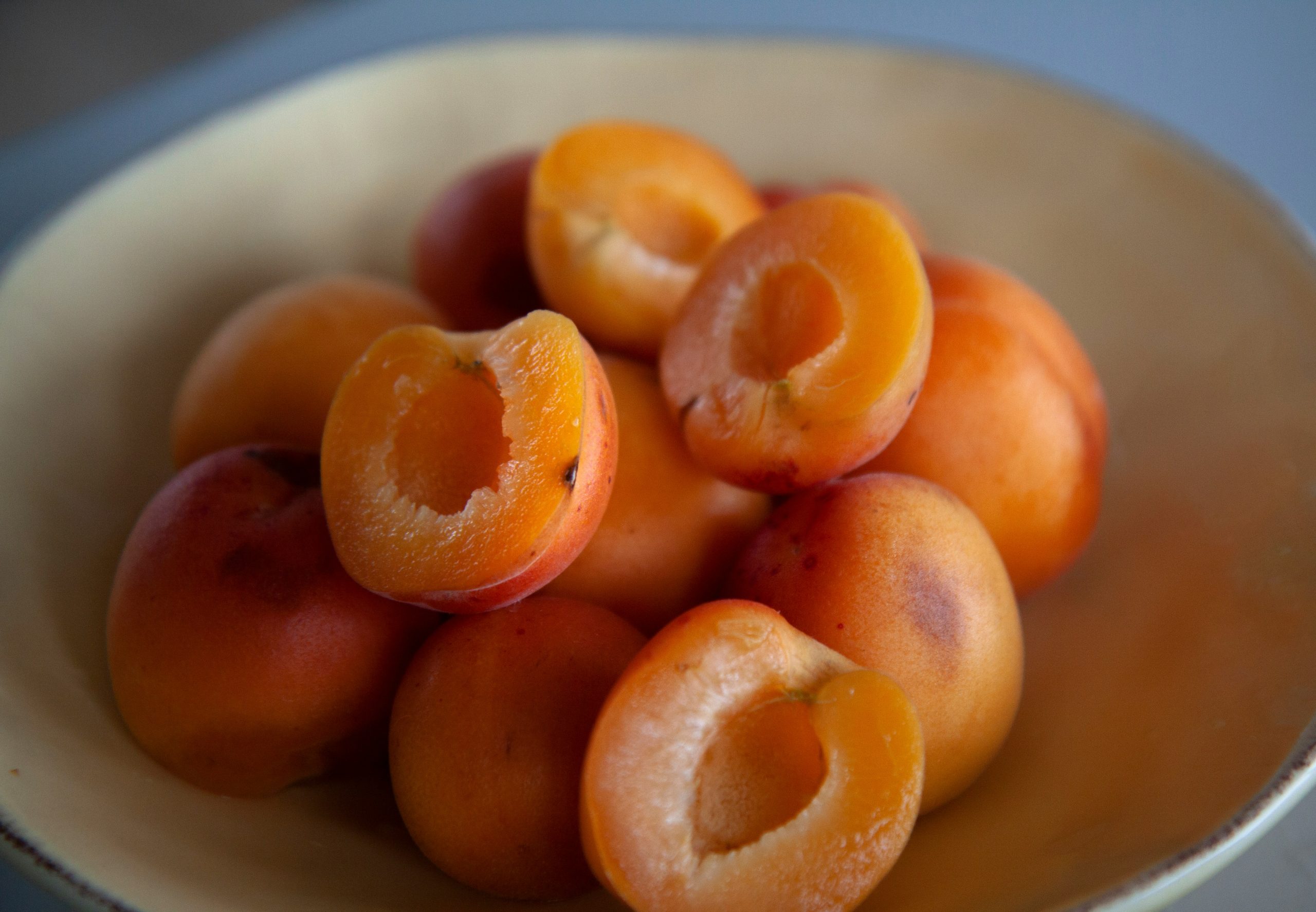 Lire la suite à propos de l’article Recette du clafoutis aux abricots et aux fleurs de thym