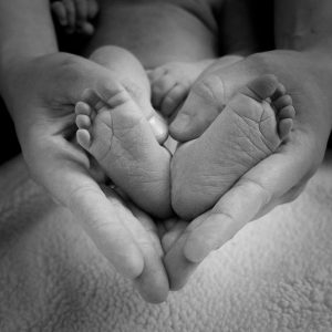 pieds de bébé dans les mains