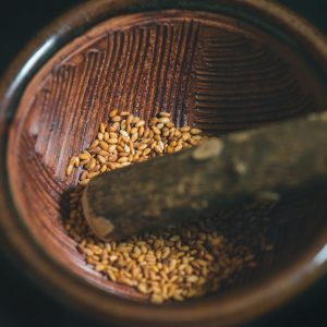 hengyao-tang-BB3SLw6Ii_I-unsplash mortier avec graines de sésame